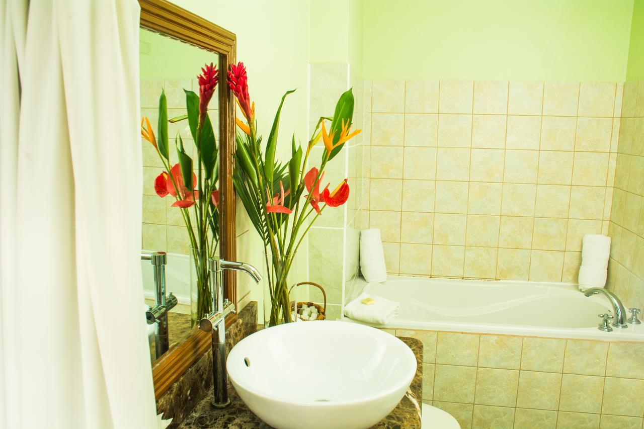 Heavenly Suites La Feuillet Екстер'єр фото